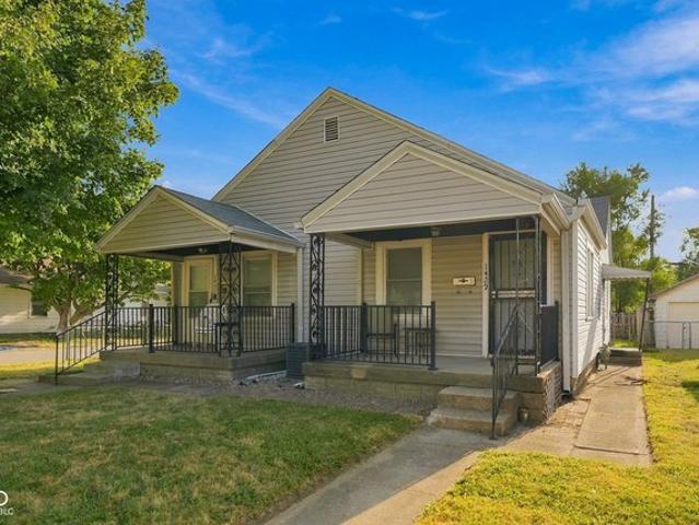 House for sale in Near Eastside, Camby