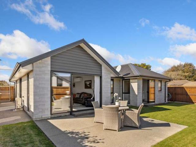 House for sale in Chaslands, Canterbury