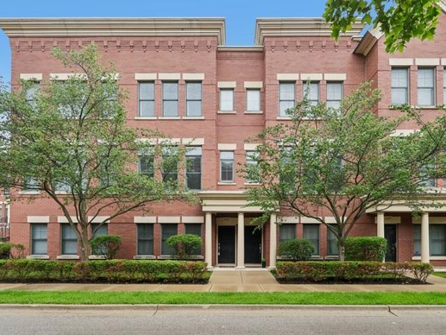 Townhouse for sale in Elgin, Illinois