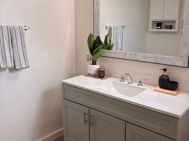 Apartment for rent in Midway City, California