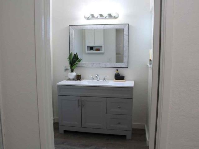 Apartment for rent in Midway City, California