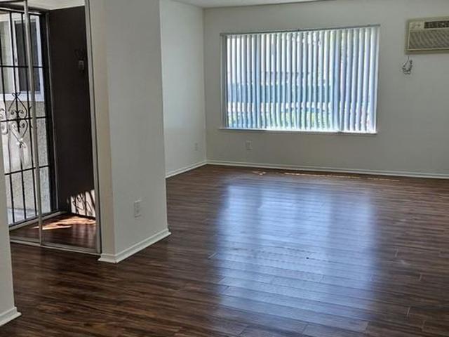 Apartment for rent in Midway City, California