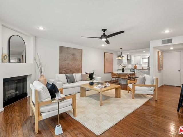 Townhouse for sale in Sherman Oaks Neighborhood Council District, Canoga Park