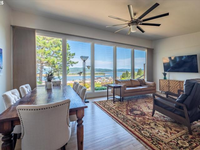 House for sale in Coos Bay