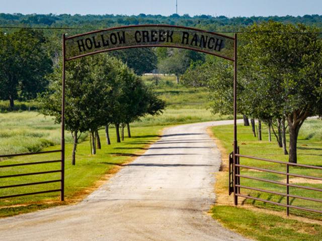 Farm for sale in Saint Hedwig, Texas