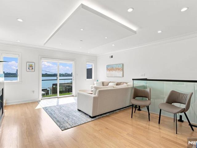 Townhouse for sale in Edgewater, New Jersey