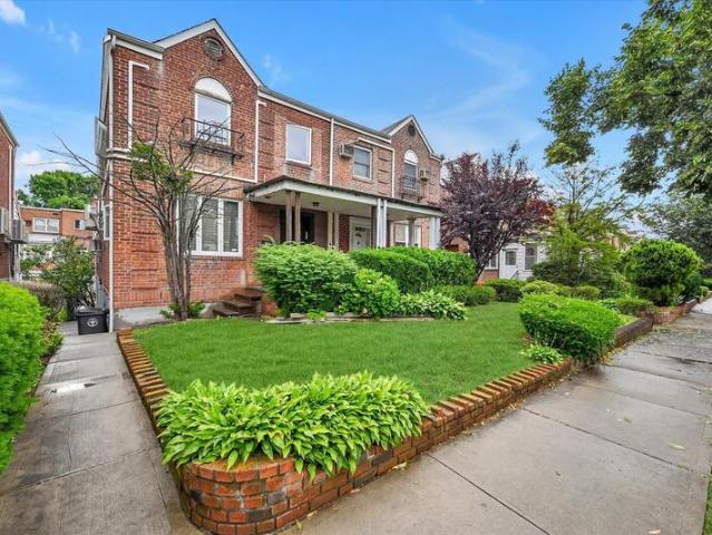 Townhouse for sale in Kew Gardens