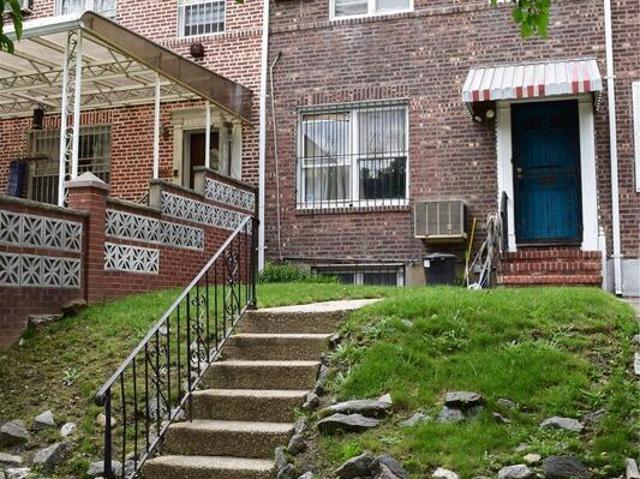 Townhouse for sale in Kew Gardens