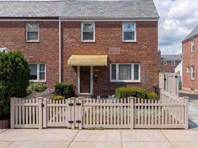 House for sale in Queens, Arverne