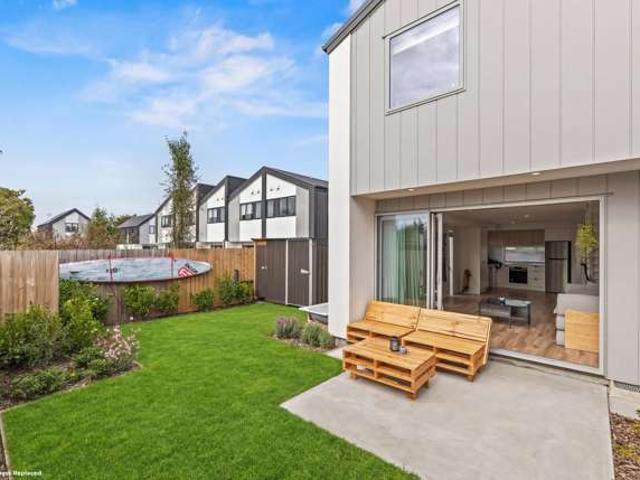 Townhouse for sale in Chaslands, Canterbury