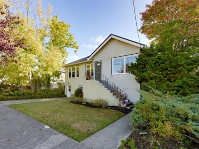 House for sale in Gonzales, Victoria