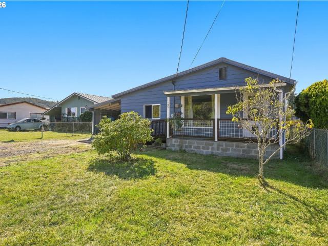 House for sale in Lakeside, Coos County