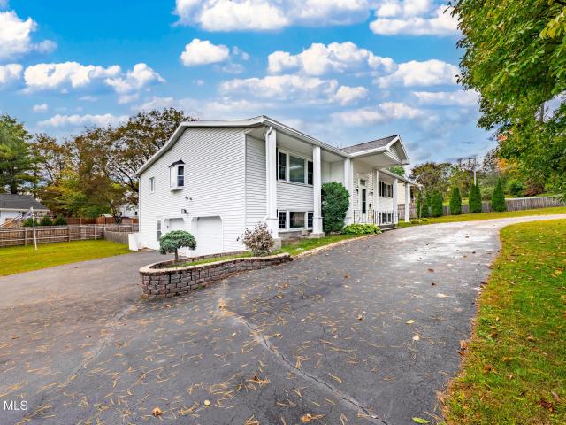 House for sale in Windsor Estates, Town of Niskayuna