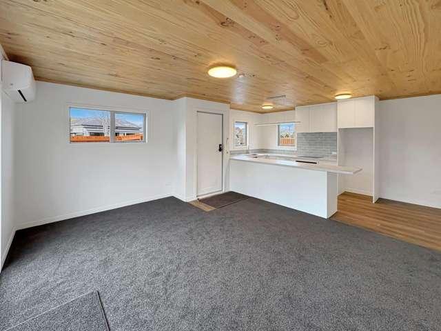 Townhouse for rent in Chaslands, Canterbury