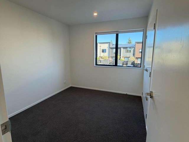 Townhouse for rent in Oratia