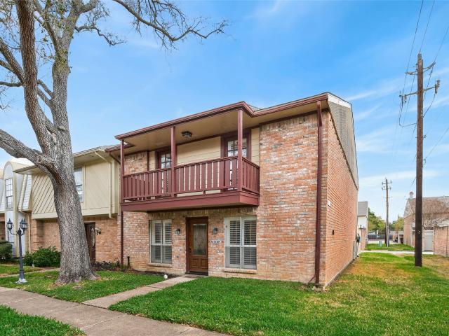 Townhouse for rent in Woods on Memorial, Houston