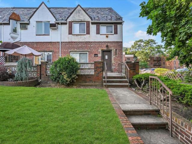 Townhouse for sale in Kew Gardens