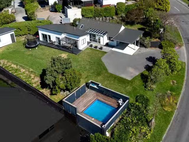 House for sale in Chaslands, Canterbury