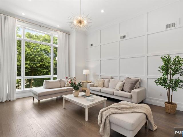 Townhouse for sale in Fort Lee, New Jersey