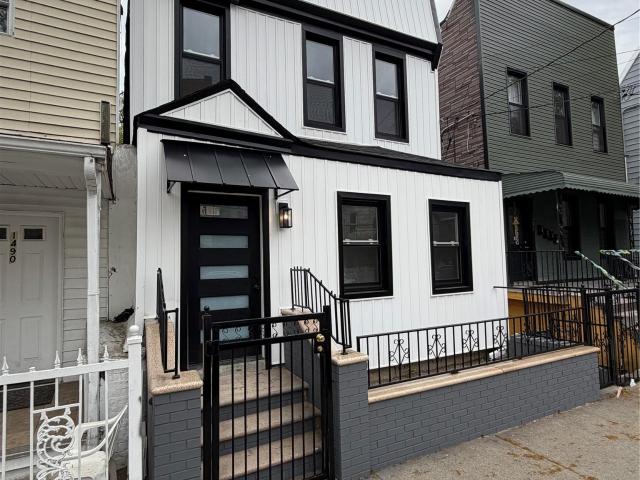 House for sale in The Bronx, Arverne