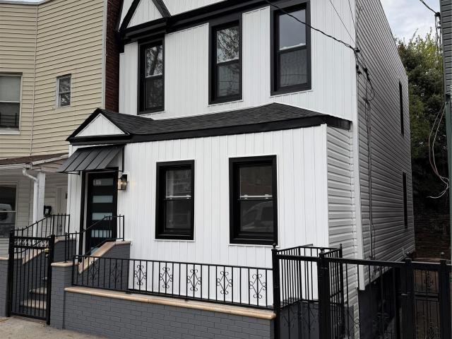 Property for sale in The Bronx, Arverne