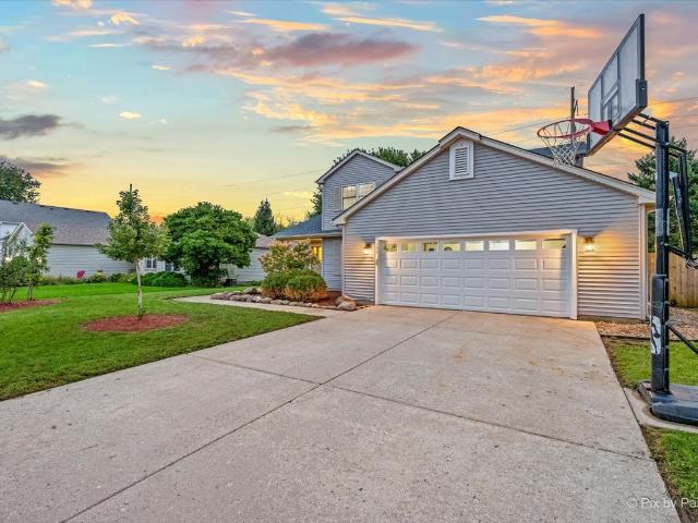 House for sale in Winding Creek, McHenry