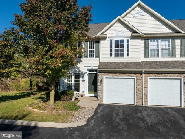 Townhouse for sale in Canterbury Crossing, State College