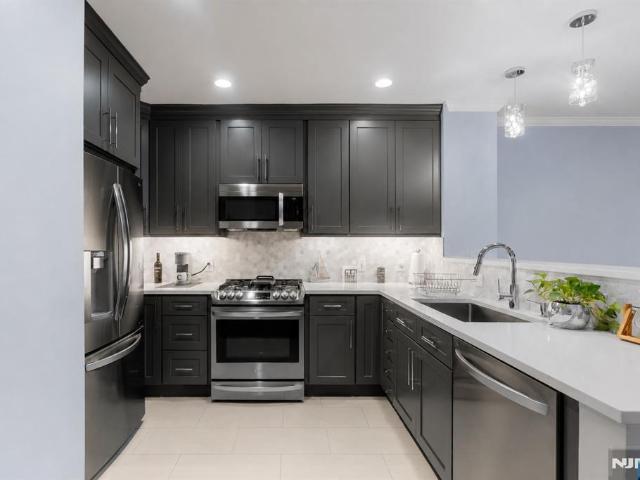 Condo for sale in Edgewater, New Jersey