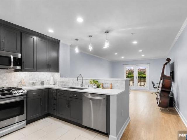 Condo for sale in Edgewater, New Jersey