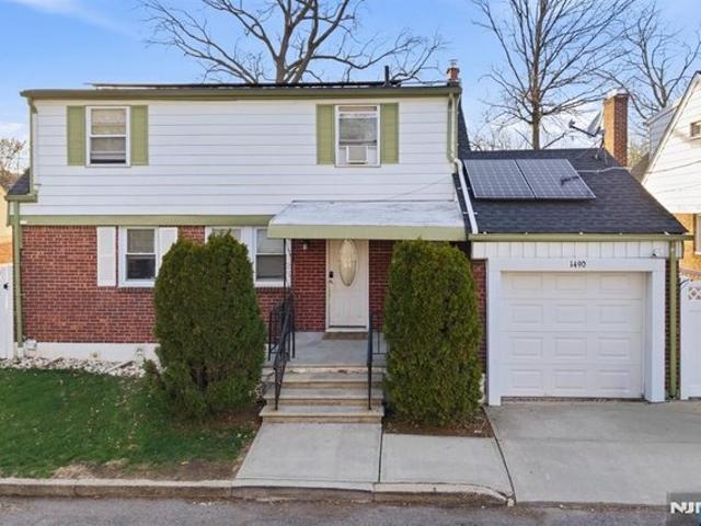 House for sale in Teaneck, New Jersey