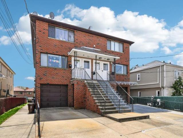 Duplex for sale in Whitestone