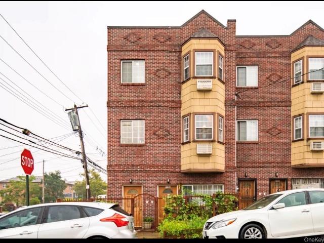 House for sale in The Bronx, Arverne
