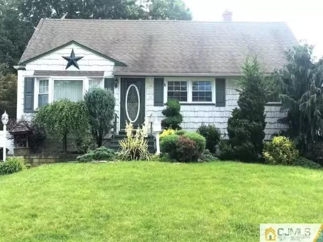 House for sale in Edison House for sale in Edison