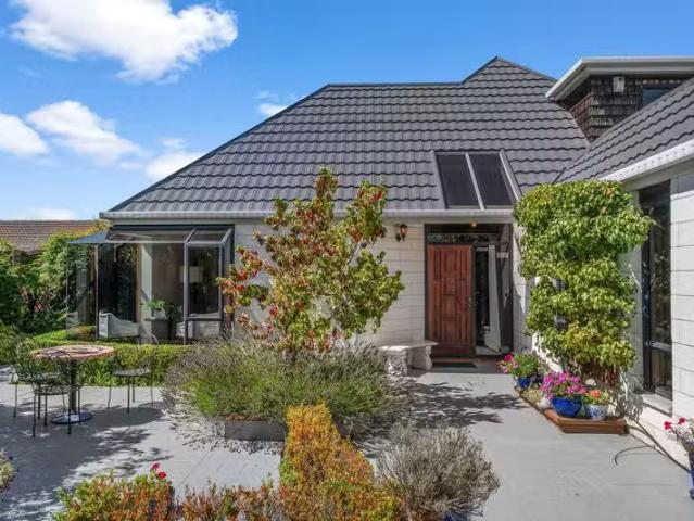 House for sale in Chaslands, Canterbury