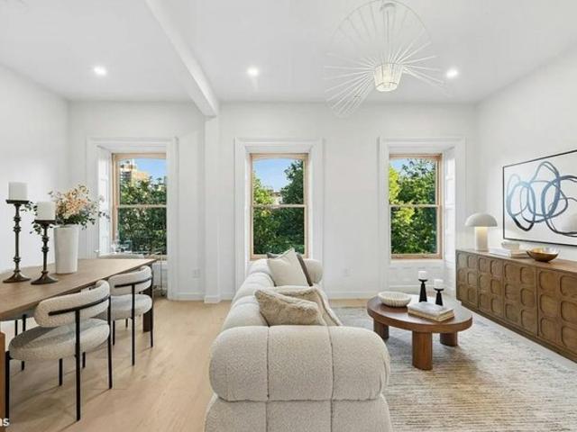 Townhouse for sale in Arverne, New York