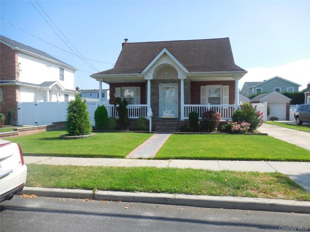 House for sale in Garden City Terrace Section 2, West Hempstead