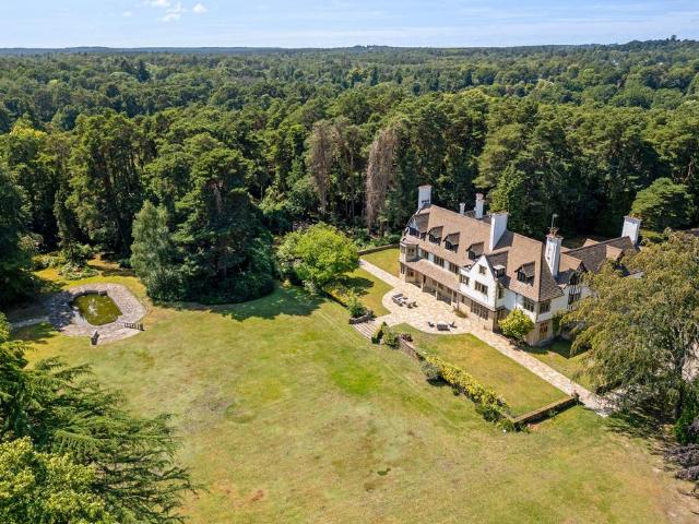 House for sale in Heol-las, Surrey