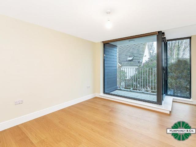 Apartment for rent in Seven Kings, Greater London