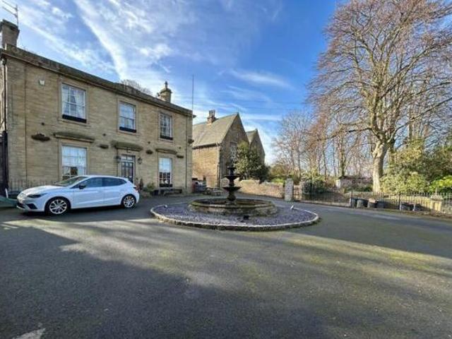 House for sale in Huddersfield, West Yorkshire