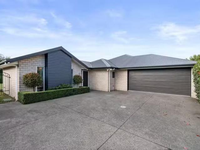 House for sale in Chaslands, Canterbury