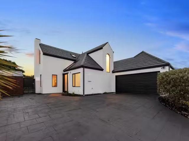 House for sale in Chaslands, Canterbury