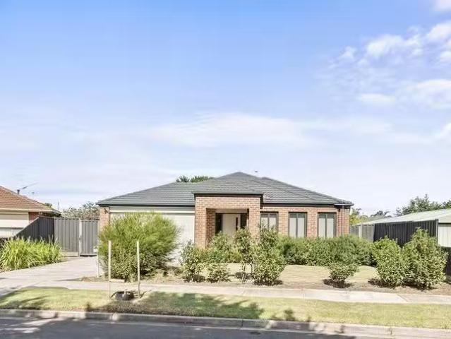 House for rent in Gladstone Park, Victoria