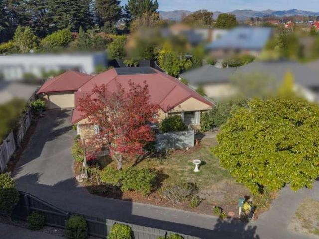 Property for sale in Chaslands, Canterbury