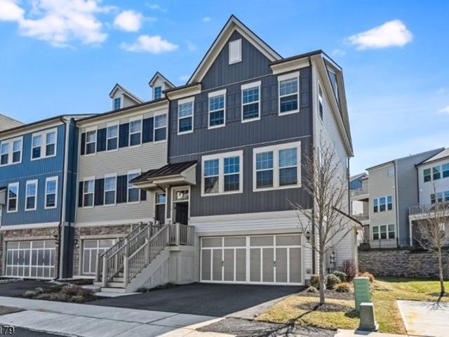 Townhouse for sale in Warren, New Jersey
