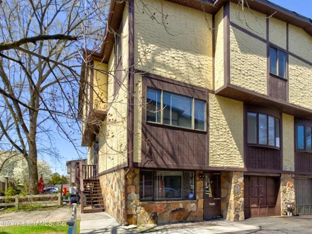 Townhouse for sale in Arverne, New York