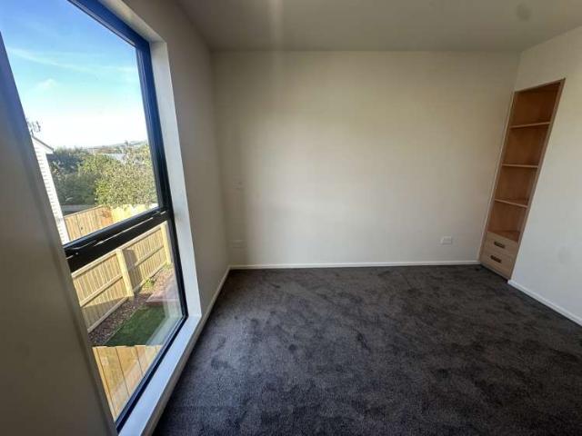 Townhouse for sale in Chaslands, Canterbury