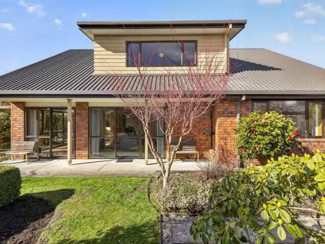 House for sale in Chaslands, Canterbury