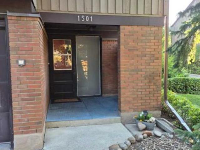 Townhouse for sale in Oakridge, Calgary