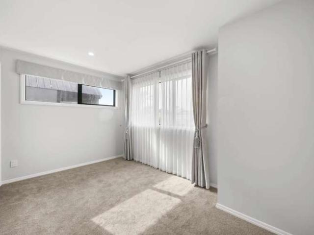 Townhouse for rent in Farm Cove, Auckland