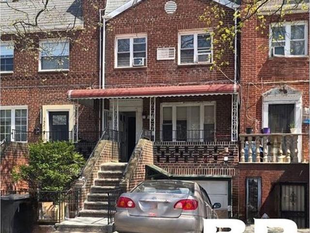 Townhouse for sale in Arverne, New York